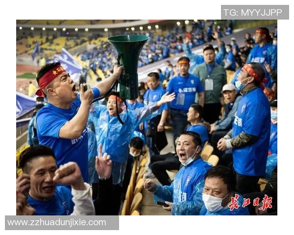 球迷激动相遇偶像球星珍藏签名足球引发全场热烈欢呼 球迷激动相遇偶像球星珍藏签名足球引发全场热烈欢呼